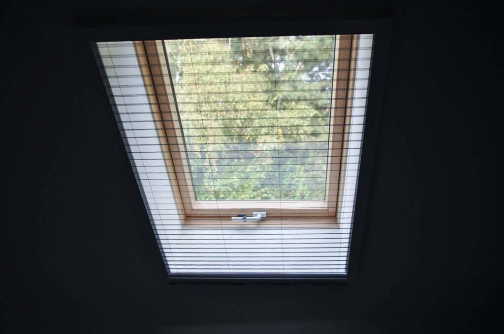 Un plissé fenêtre adapté sur mesure pour laisser passer la lumière, l'air mais pas les insectes.