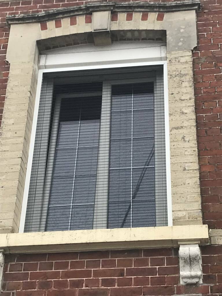 moustiquaire plissée fenêtre devant fenêtre oscillo-battante