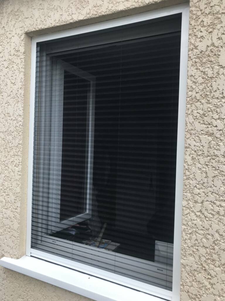 La moustiquaire plissée fenêtre sur un châssis 3/4 pour venir poser sur le rebord de la fenêtre avec une brosse pour une étanchéité parfaite